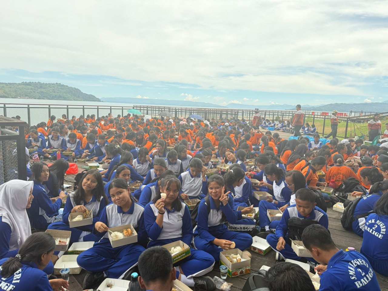 Makan siang bersama.