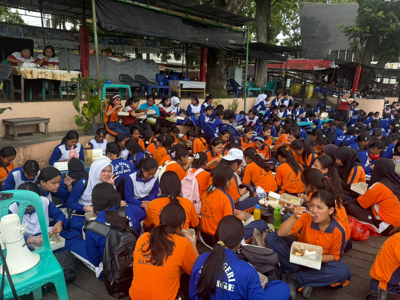 Makan siang  bersama
