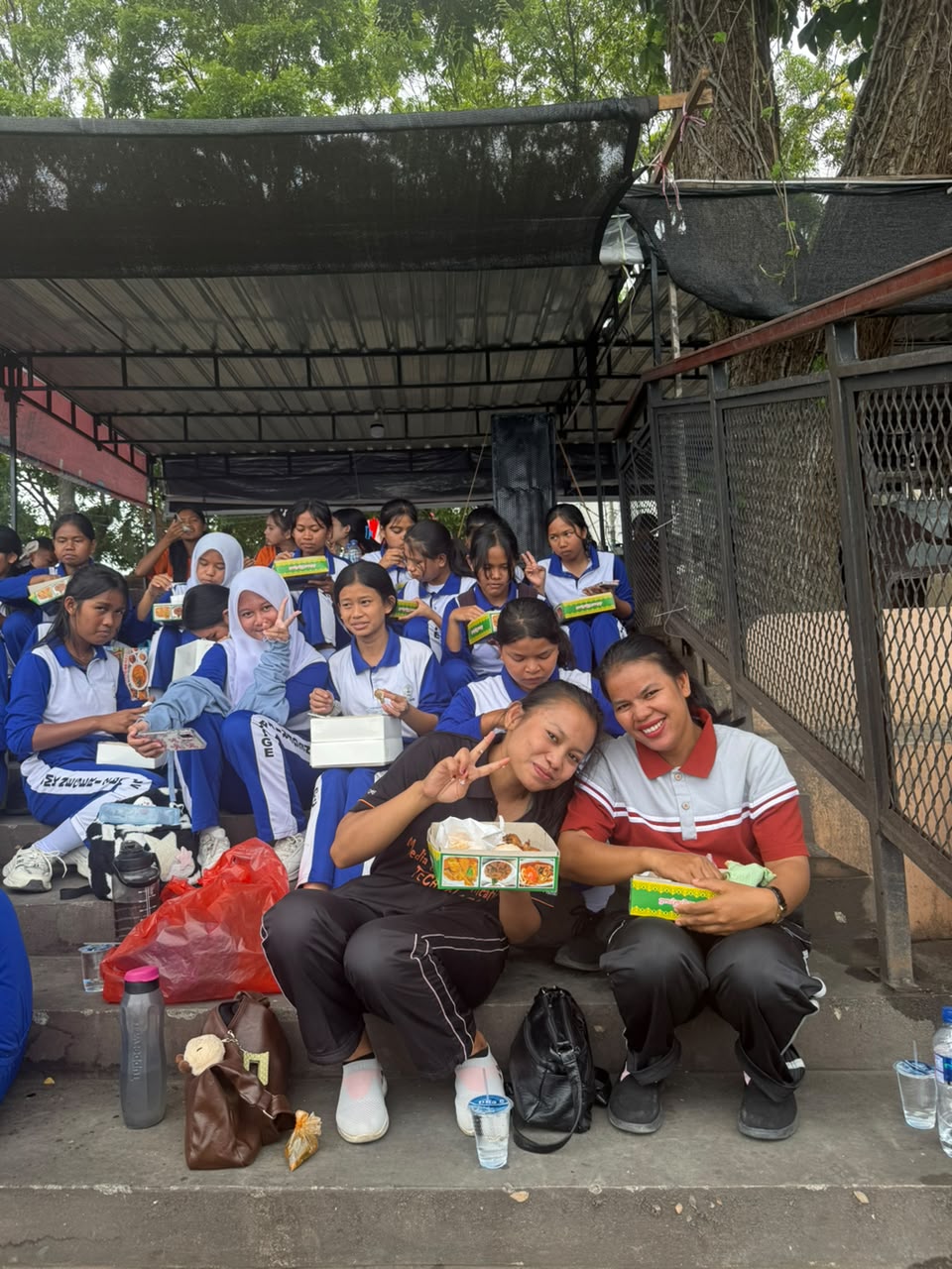 Makan siang  bersama